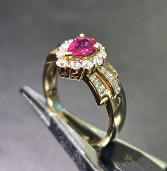 Anel H Stern em Ouro Amarelo 18k com Rubi e Brilhantes